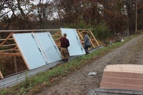 Die
                              Polycarbonat-Hohlkammerplatten mit Rahmen
                              werden montiert