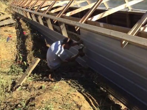 Nun wird die R�ckwand montiert