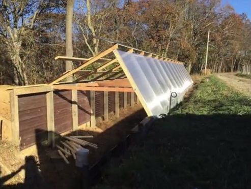 Die
                              Dachkonstruktion ist abgeschlossen,
                              Seitenansicht