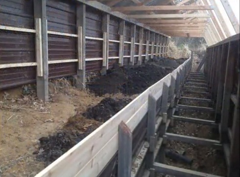 Das
                              Hochbeet wird eingerahmt und es kommt eine
                              Humusschicht drauf