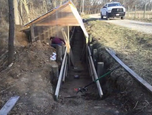 Bau der
                              Seitenw�nde und die Rampe f�r den grossen
                              Eingang