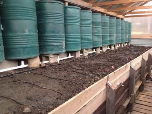 Das Hochbeet hat ein
                                Bew�sserungssystem mit
                                Tr�pfchenbew�sserung von den F�ssern
                                aus