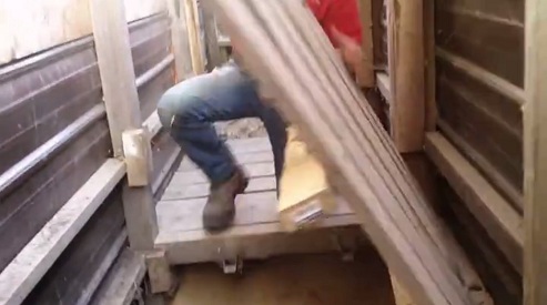 Der Boden im Graben ist in
                                Sektoren aufgeteilt, die man hochheben
                                kann