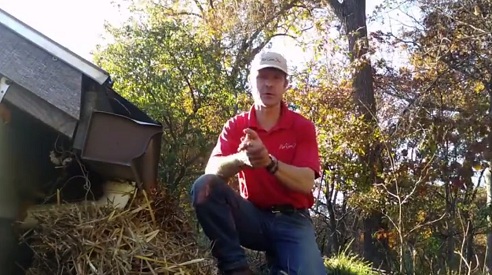 Dach mit Dachrinne
                                und Abflusssystem zum Sammeln des
                                Regenwassers