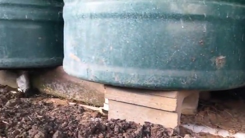 Das R�hrensystem
                                unter den Wasserf�ssern 03