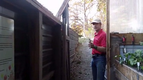 Der Eingang
                                mit der Rampe f�r Schubkarrentransporte