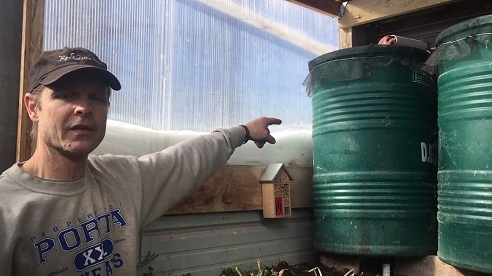 Wasserfass mit Wassereinlauf, der
ist mit einem Lappen blockiert Wasserfass mit Wassereinlauf, der
ist mit einem Lappen blockiert