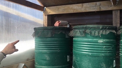 Regenfass mit der
Zugangsröhre, die mit einem
Lappen blockiert ist, Zoom Regenfass mit der
Zugangsröhre, die mit einem
Lappen blockiert ist, Zoom