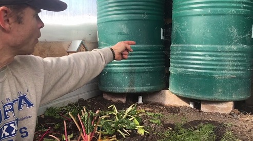 Das Wasserfass-Heizsystem: Die
                                H�henangabe, wo die Zwischenr�hre zum
                                n�chsten Wasserfass angebracht wir