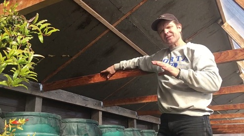 Die Nordseite des Daches ist
schwarz Die Nordseite des Daches
ist schwarz