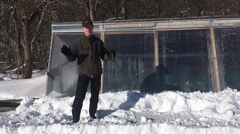 Farmer vor der steilen
Fensterfront im Schnee 2 Farmer
vor der steilen Fensterfront im Schnee
2