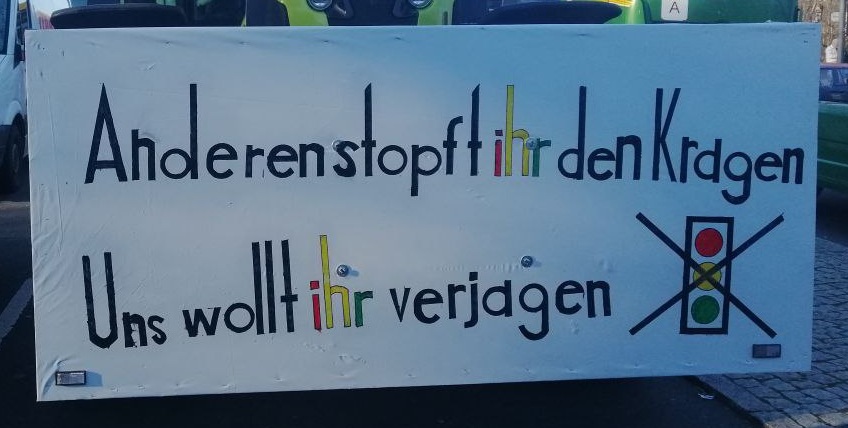 Demo der Bauern am 8.1.2024:
                      Plakat: anderen stopft ihr den Kragen, uns wollt
                      ihr verjagen