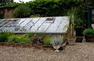 Unterirdisches
                            Gew�chshaus in Spetchley Gardens, UK. Treppe
                            runter zum Eingang rechts
