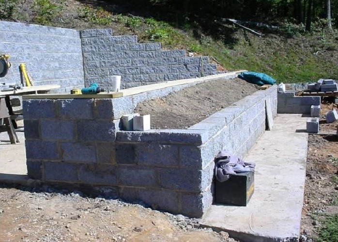 Ein
                          Walipini-Treibhaus wird halb im H�gel
                          installiert, Tennessee