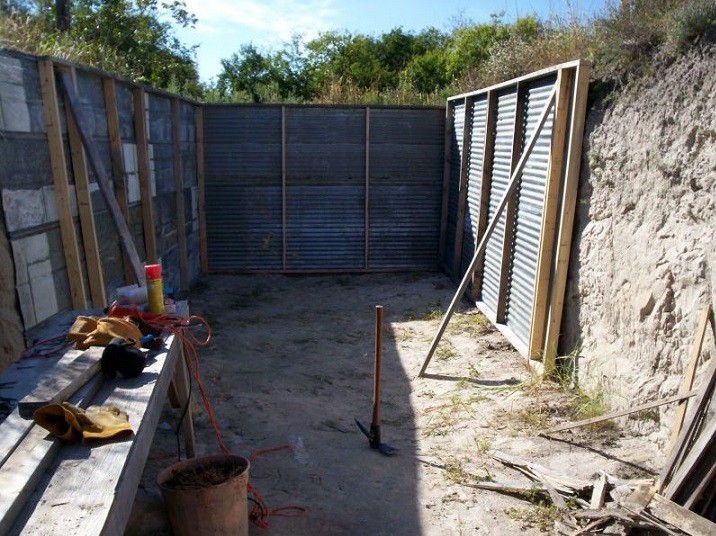 Ein
                          Grubentreibhaus (Walipini) in einem harten
                          Boden wie Sandstein, Texas