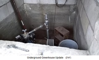 Simple Ground,
                                das Grubengew�chshaus, die Wasserpumpe
                                vom Brunnen unten dran