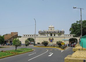 Die
Eingangsfassade des Zoos von Lima-San Miguel
(Parque de las leyendas) Die Eingangsfassade des Zoos von Lima-San
Miguel (Parque de las leyendas)