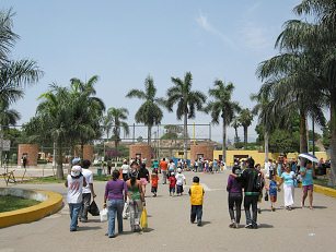 Der Innenhof
und der Weg zum Billetschalter. Die
Billetschalter sind in den roten
"Bunkern" Der Innenhof und der Weg zum
Billetschalter. Die Billetschalter sind in den
roten "Bunkern"