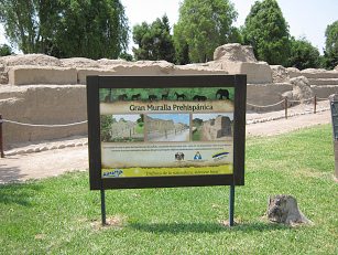 Die Tafel der
grossen Stadtmauer im ersten Bereich des Zoos Die Tafel der grossen Stadtmauer im
ersten Bereich des Zoos