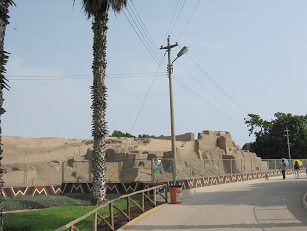 Zoo "Legendenpark" in Lima San
                          Miguel, die Ruinenfront der "Huaca San
                          Miguel" (01)
