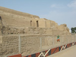 Zoo "Legendenpark" in Lima San
                          Miguel, die Ruinenfront der "Huaca San
                          Miguel" (02)