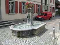 Route du coll�ge, Brunnen beim
                          Gemeindehaus