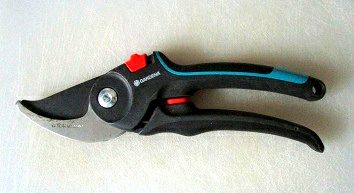 Baumschere von
                        Gardena mit der weissen Klinge oben geschlossen