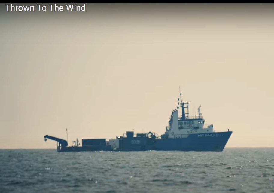 Region New York: Sonar-Mess-Schiff
auf dem Meer mit Sonarmessung, das
produziert einen Techno-Lärm von 160
Dezibell Region New York:
Sonar-Mess-Schiff auf dem Meer mit
Sonarmessung, das produziert einen
Techno-Lärm von 160 Dezibell