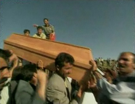 El ni�o Volkan, 6
            a�os, victima de dos perros de pelea en Hamburgo, fue
            traslado para su funeral a Anatolia en Turqu�a donde son sus
            ra�ces de su familia [23]