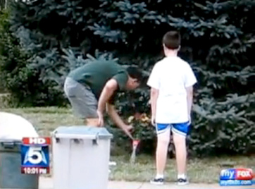 El caso de
Carter Patrick Ridge Delaney (03), flores para
los fallecidos El
caso de Carter Patrick Ridge Delaney (03),
flores para los fallecidos