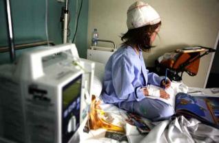 La niña
de 6 años de Alicante con 50 puntos en
su cabeza La niña de 6 años de Alicante con
50 puntos en su cabeza