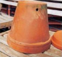 Hummelnest bauen 01: Luftloch in
                                den Blumentopf bohren, im Bodenbereich