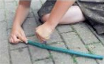 Hummelnest bauen
                                04: Der Schlauch wird an einer Seite mit
                                L�chern versehen zur Entw�sserung