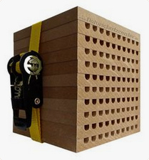 Nistblock mit Nistbrettern mit
                    Spanngurt f�r Mauerbienen