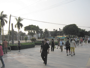 Blick auf die Wassertanks, die
wie Stelzenhäuschen oder wie spanische
Stierwerbung aussehen Blick auf die Wassertanks, die wie
Stelzenhäuschen oder wie spanische Stierwerbung
aussehen