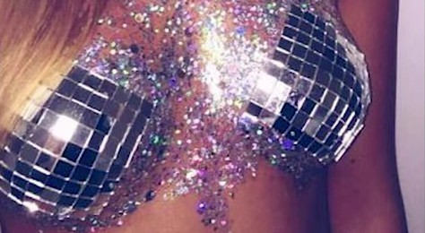 Busen-Brüste mit Disco-Kugelglitzer als
Discokugeln Busen-Brüste mit
Disco-Kugelglitzer als Discokugeln