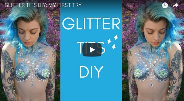 Glaskristall-Glitterbusen mit Blumendesign
02 Glaskristall-Glitterbusen mit
Blumendesign 02