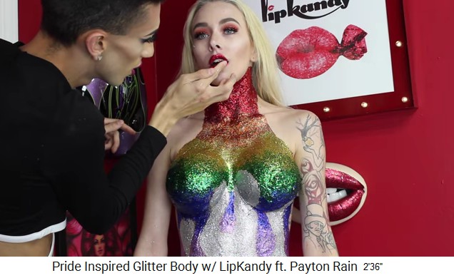 Ganzkörper-Glitterbemalung für einen
Glitterbody 05, am Ende werden auch die Lippen
mit Glitter präpariert Ganzkörper-Glitterbemalung für einen
Glitterbody 05, am Ende werden auch die Lippen
mit Glitter präpariert