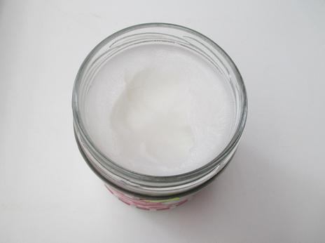 Kokos�l im festen Zustand pur im offenen Glas -
                    dann fliehen die M�cken aus dem Zimmer