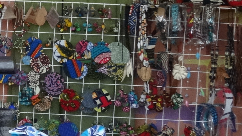 Schmuck aus Abfall - Bijouterie im Kongo
