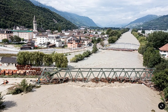 Chippis (Wallis): Die schnurgerade kanalisierte
                    Rhone - grade "wie ein Strich",
                    �berschwemmt Chippis - 30.6.2024