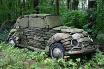 Muro seco en forma de un
                  Volkswagen VW Sapo en el bosque MUY BUENO