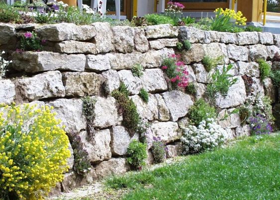 Trockenmauer aus zugehauenen Mauersteinen