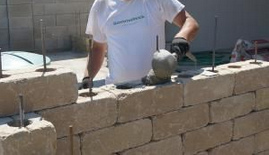 Trockenmauer aus
                              geschnittenen Systemsteinen