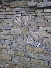 Trockenmauerkunst















                                                      mit Strahlensonne