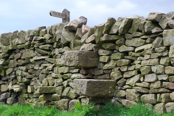 Trockenmauer mit eingebauten Treppenstufen
                        02 am Wanderweg Pennine Way von Manchester
                        (England) nach Schottland