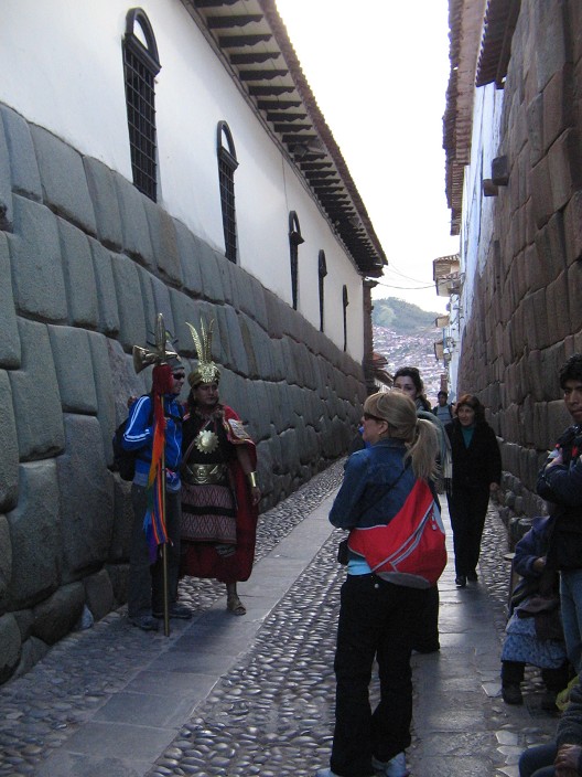 Cusco Jir�n
                    Hathumrumiyoq mit Inka-Trockenmauern 01