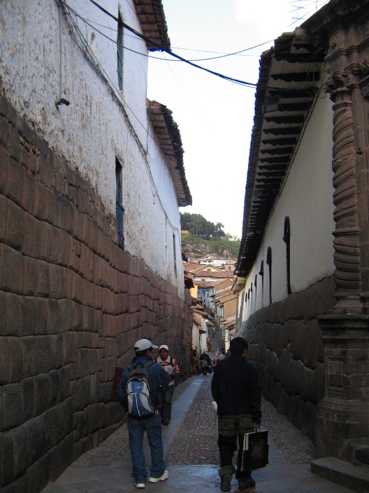 Cusco Jir�n
                    Hathumrumiyoq mit Inka-Trockenmauern 02