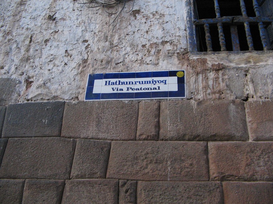 Cusco
                    Jir�n Hathumrumiyoq mit Inka-Trockenmauern, das
                    Strassenschild
