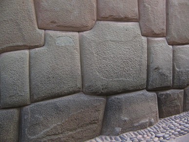 Cusco Jir�n
                      Hathumrumiyoq mit Inka-Trockenmauer, 8-Eckstein